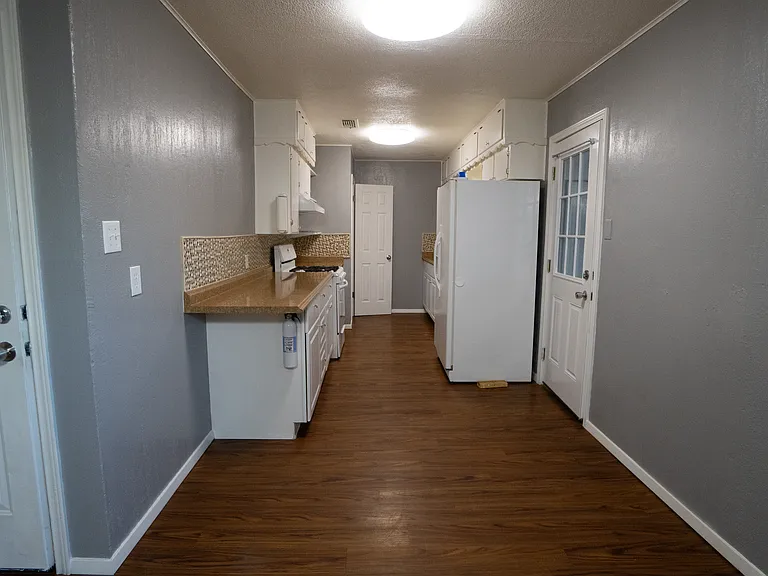 1004 Russell Ln — Photo 11