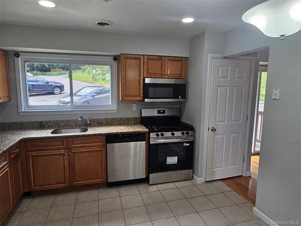 18 Pavilion Ridge Way, Suffern, NY 10901 — Photo 4