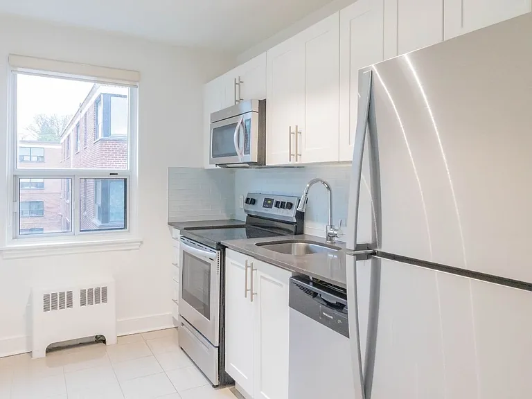 2406 Queen St E #2402 — Photo 9