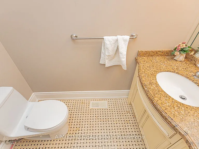 395 Princess Ave — Photo 36