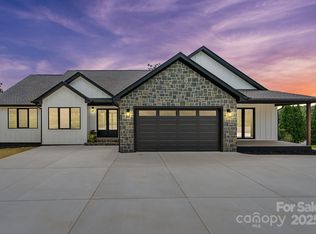 68 Fullam Ln, Mills River, NC 28759