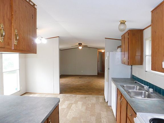 4th image of 22540 Henry St