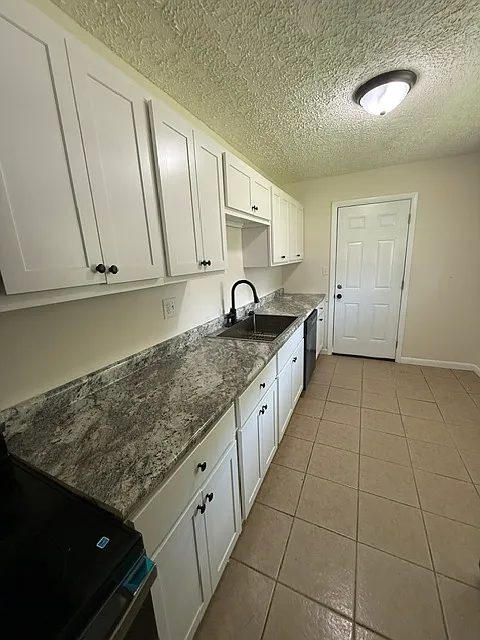 3 bed, 896 sqft, $1,395 — Photo 4