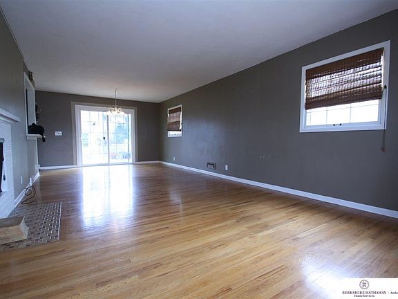 3rd image of 7624 Windsor Dr