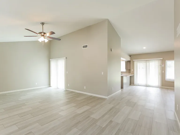 1237 E Wickieup Ln — Photo 4