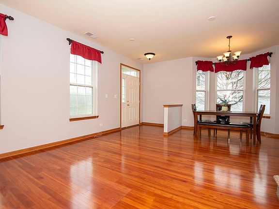 4th image of 2291 Barrington Dr E