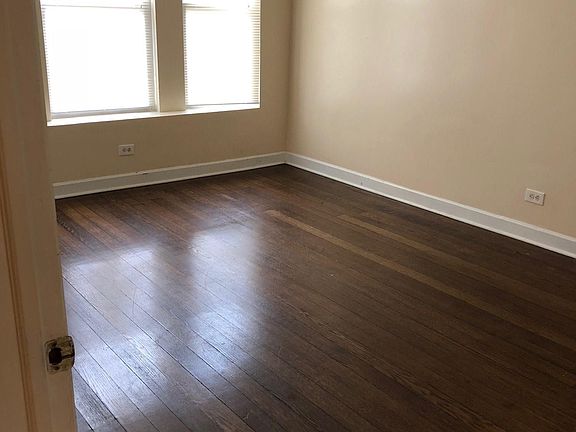 4th image of 702 E 50th Pl #201