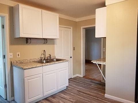 3rd image of 310 E Easterday Ave
