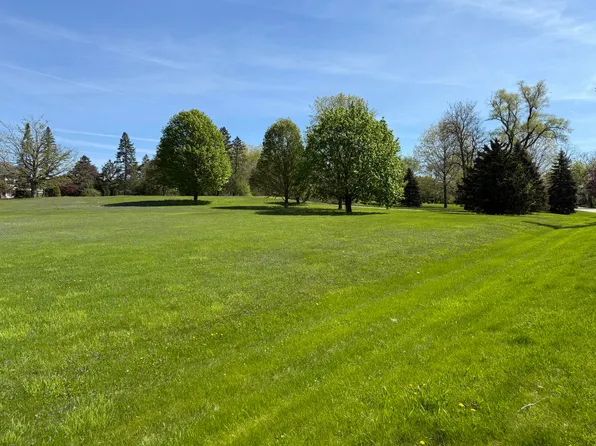 652 Milton Rd, Inverness, IL 60067