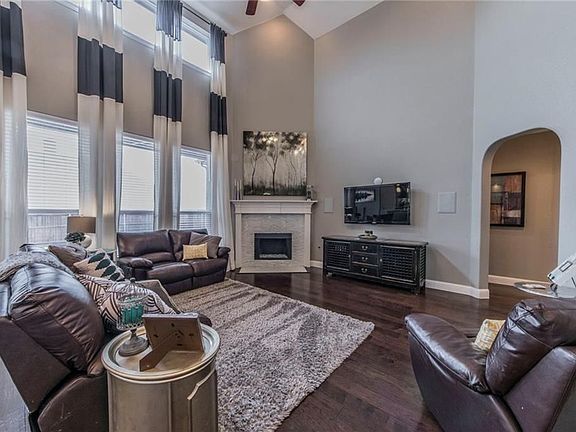 4th image of 2413 Valley Glen Dr