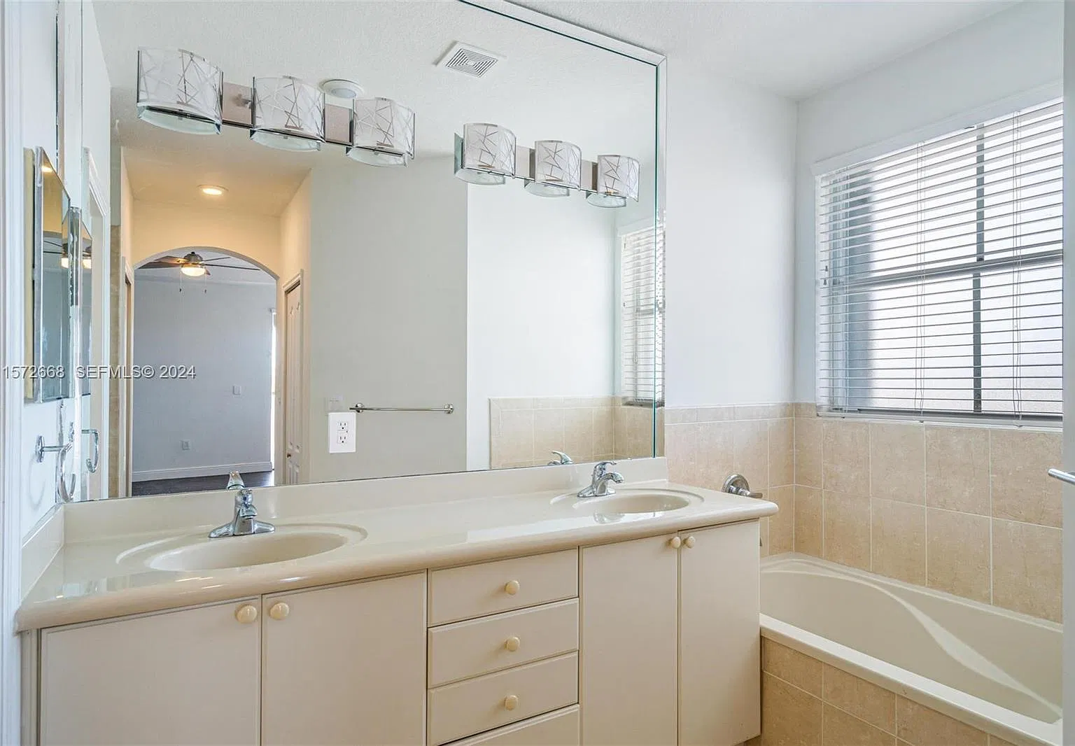 4 bed, 2372 sqft, $5,000 — Photo 1