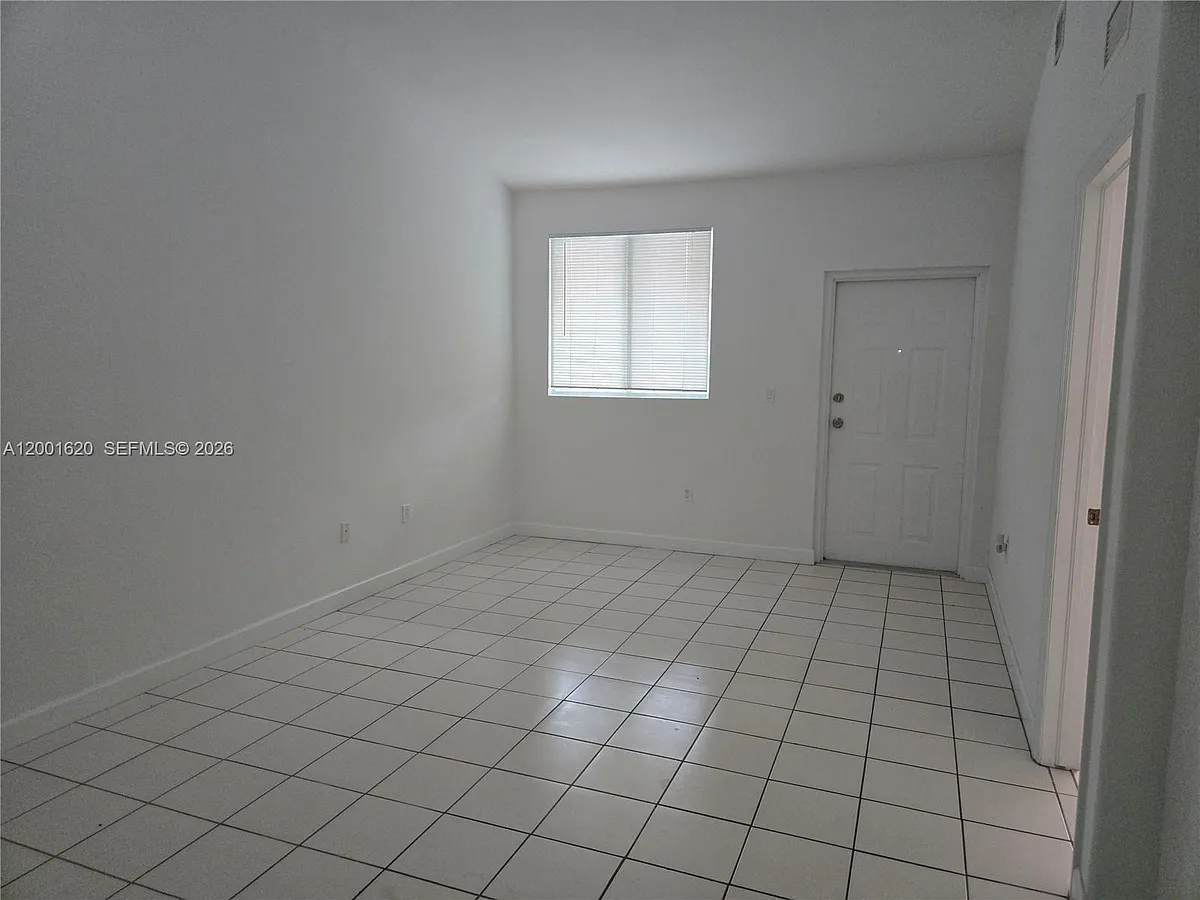 Building Photo - 2731 SE 17th Ave #210
