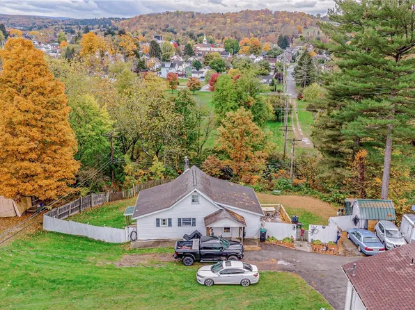 24 2nd St, Ligonier, PA 15658
