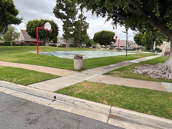 4th image of 141 Oval Rd