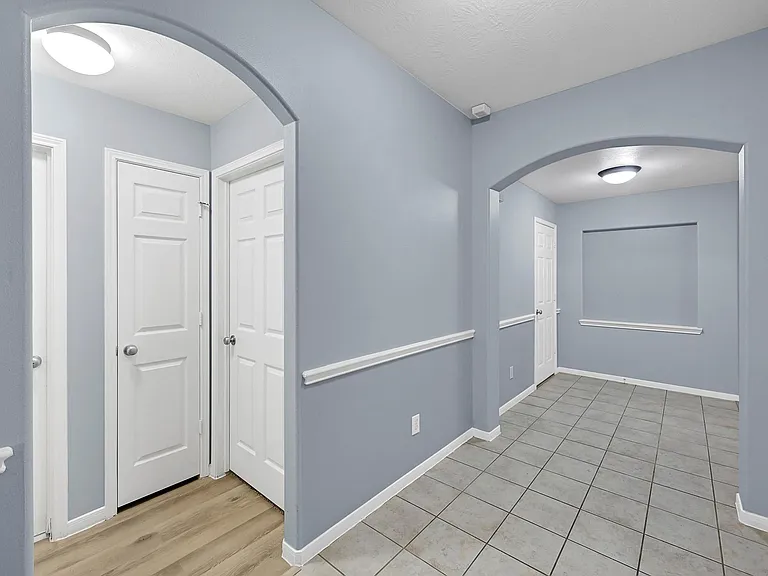 15710 Bannowsky Ln — Photo 3