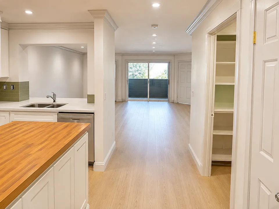 8860 Villa La Jolla Dr #1