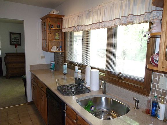 5th image of 321 N Braintree Dr