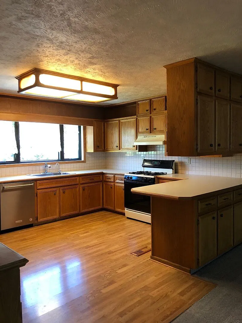 Large 4 bedroom 2 bath home - right off of West Center! — Photo 4
