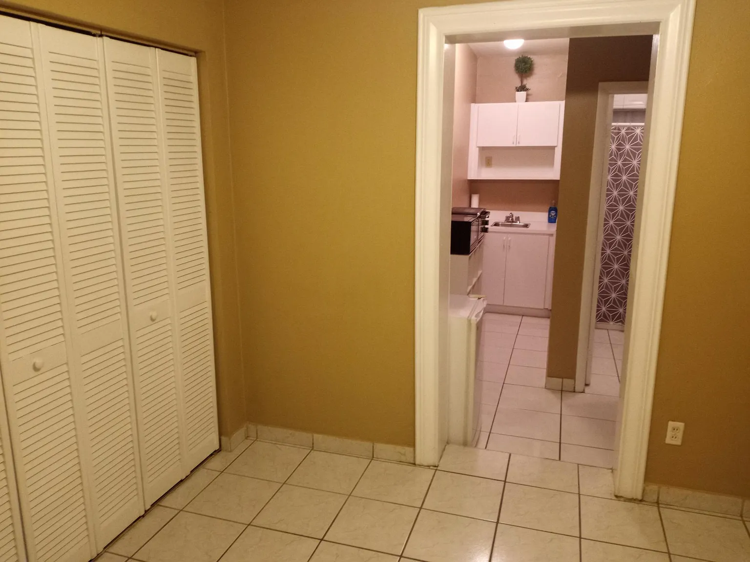 1 bed, 300 sqft, $1,200 — Photo 4