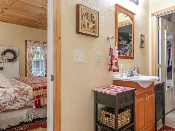 138 Hubbell Lane, Robbinsville, NC 28771