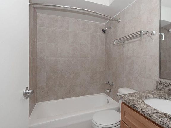 4th image of 527 W Stratford Pl #583