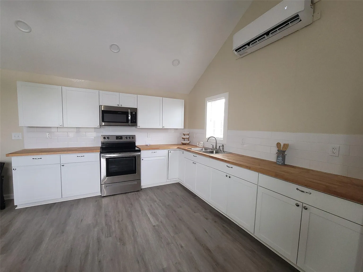 1 bed, 1.0 bath, 1260 sqft, $1,350 — Photo 4