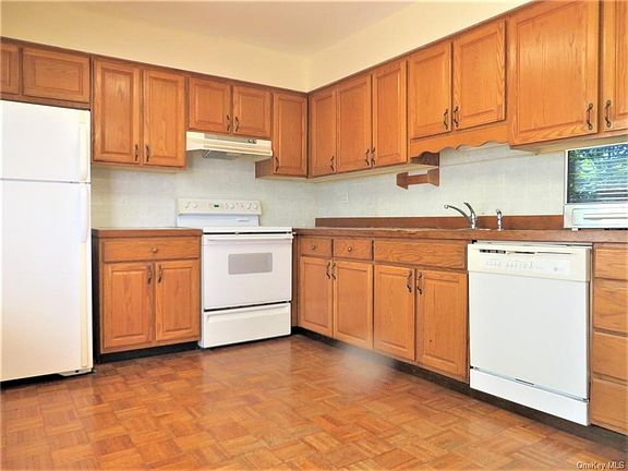 2nd image of 235 Coachlight Sq #235