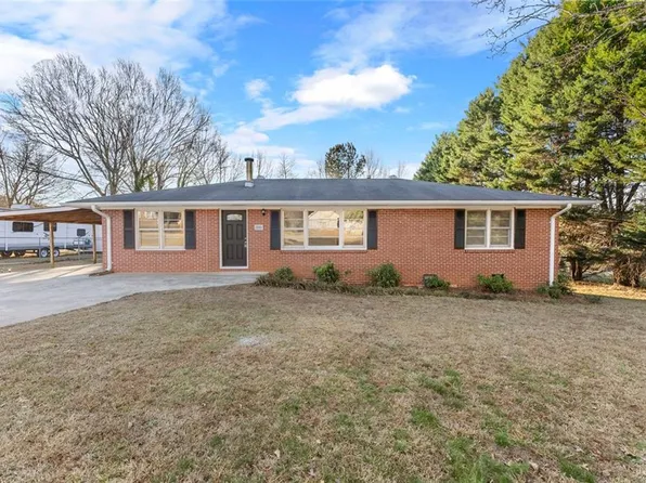 389 Skyline Dr, Toccoa, GA 30577