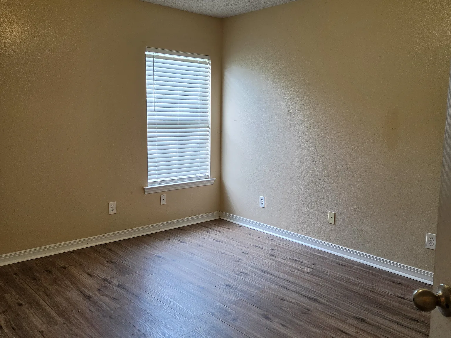 1093 Clairise Ct — Photo 4