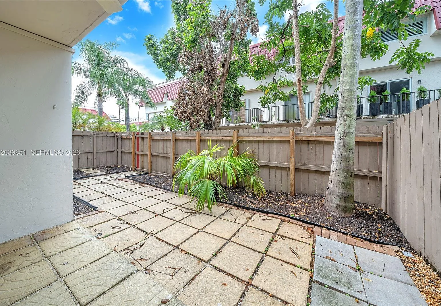 Villas Of Pinecrest Condo — Photo 1