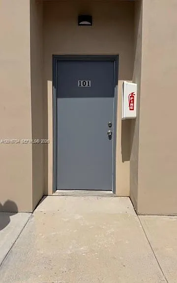 811 E 52nd St #102 — Photo 29