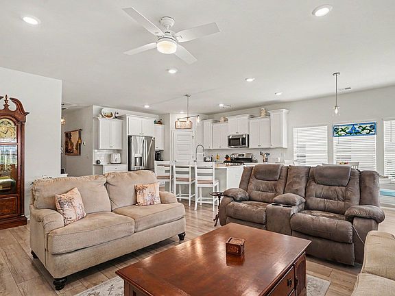 3rd image of 3048 Sistine St.