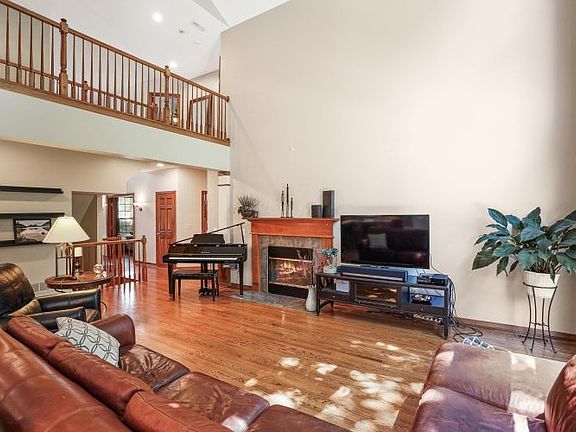 4th image of 387 Nathan Dr