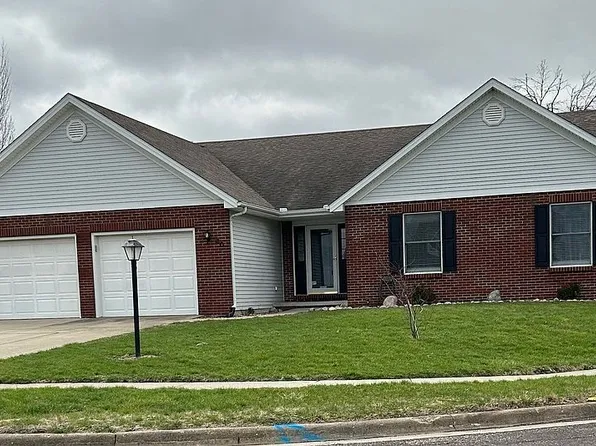 40 E 8th St, El Paso, IL 61738