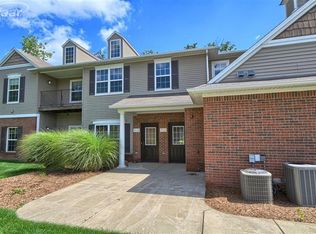 912 Eagle Dr E, Fenton, MI 48430