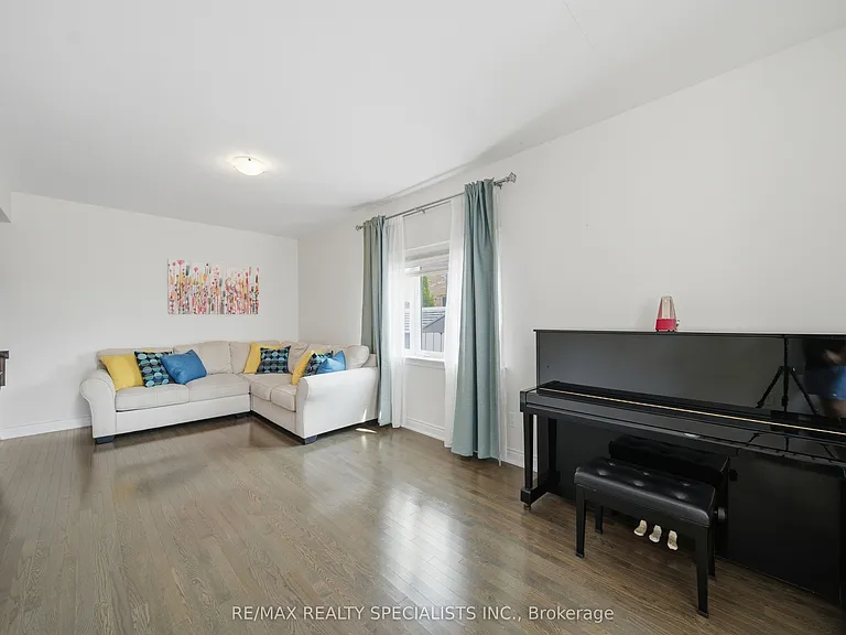120 Milby Cres — Photo 3