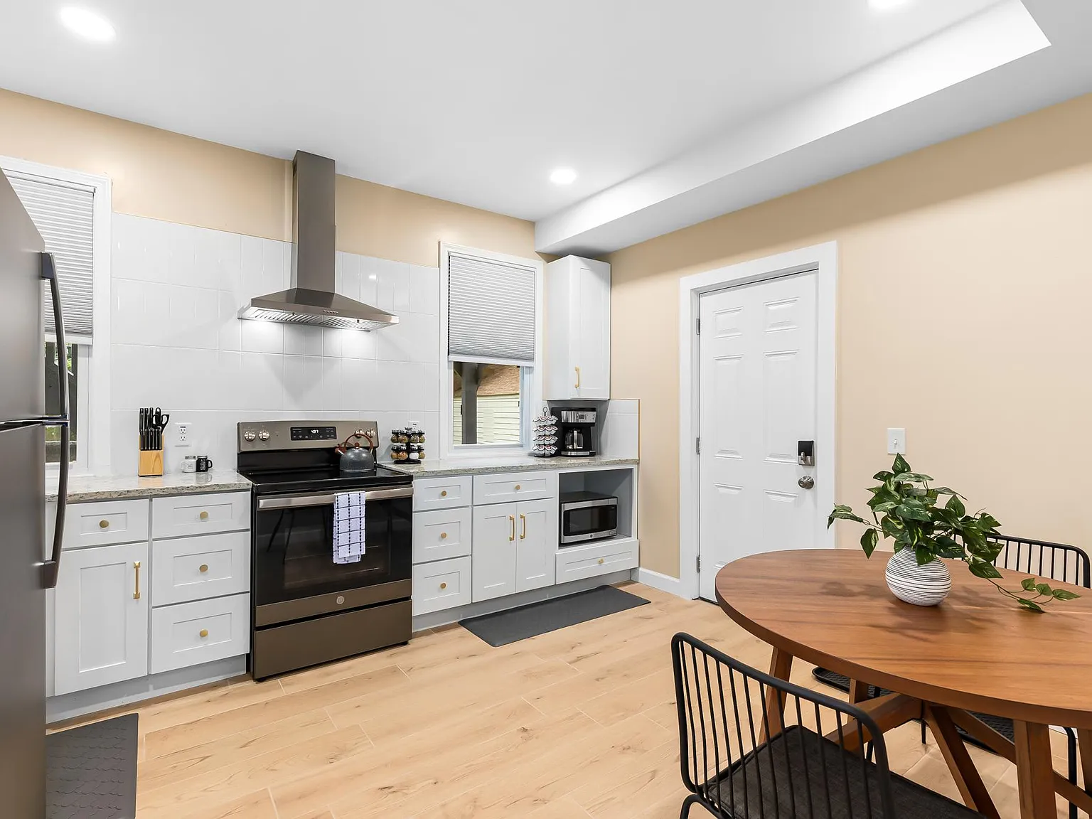 Studio, 450 sqft, $2,200 — Photo 3