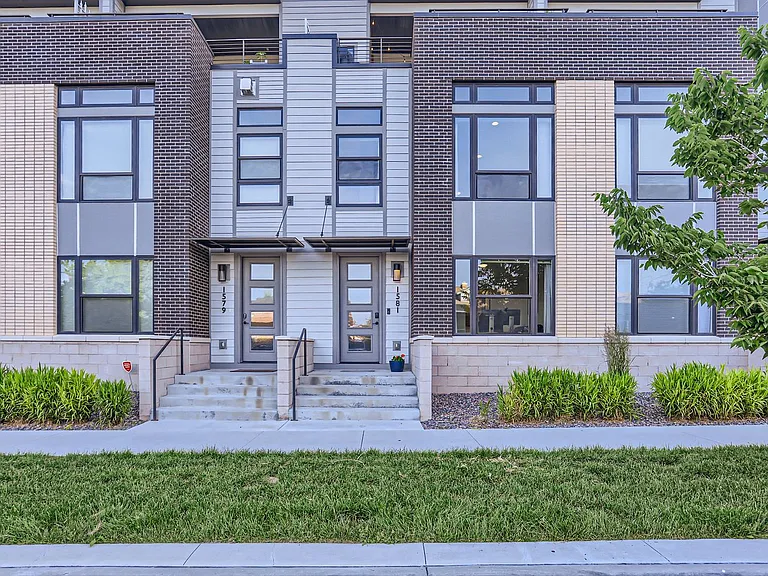 1581 N Perry St — Photo 1