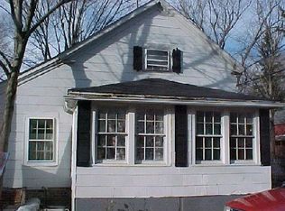 10 Washington Ave, Sandy Hook, CT 06482