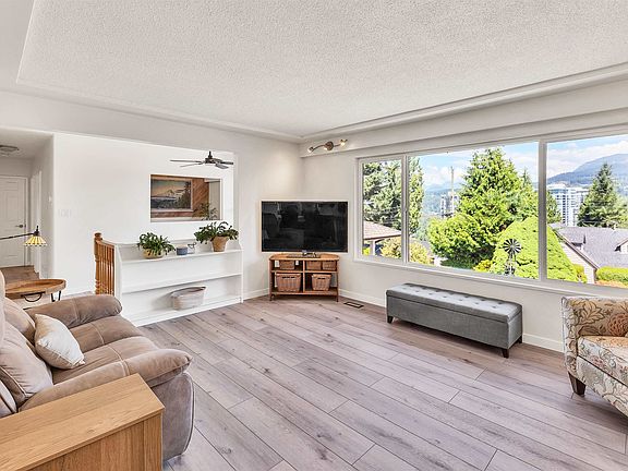 3rd image of 3321 Viewmount Dr