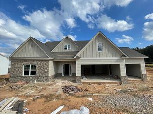 319 Parkers Pl, Hoschton, GA 30548