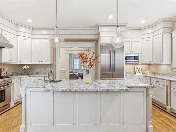 5th image of 36 Naples Rd