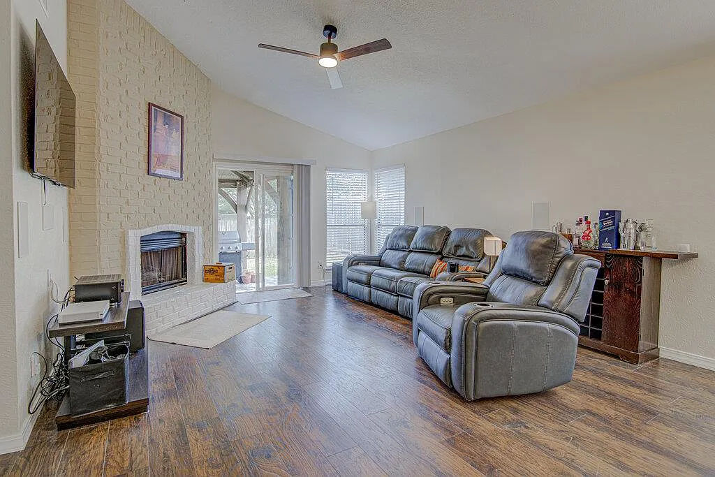 3 bed, 2.0 bath, 1285 sqft, $2,250 — Photo 2