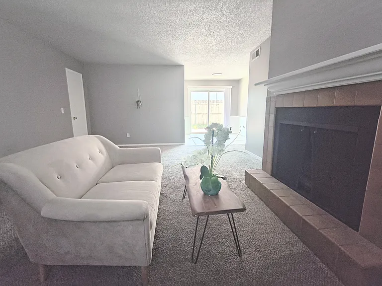 11417 N May Ave #D — Photo 5