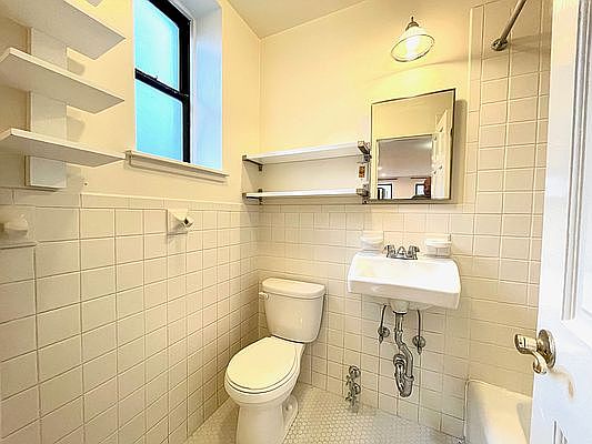 5th image of 245 E 77th St APT 5RE