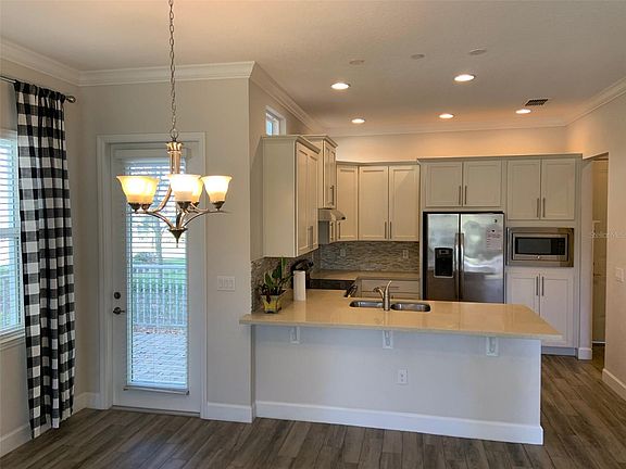 3rd image of 9073 Laureate Blvd