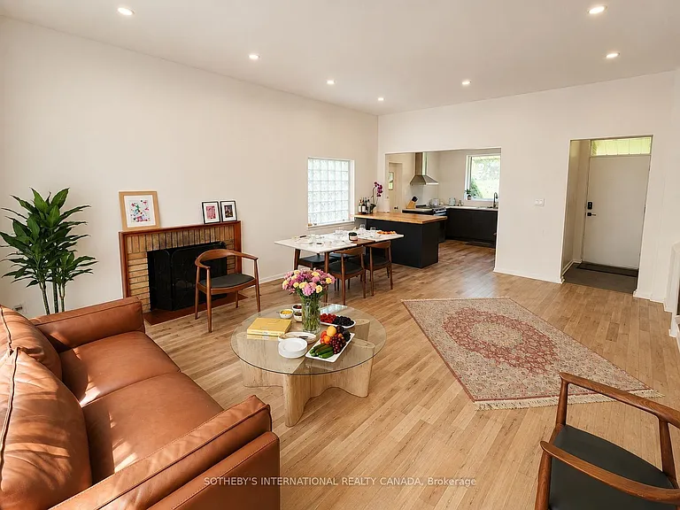 10 Ternhill Cres — Photo 3