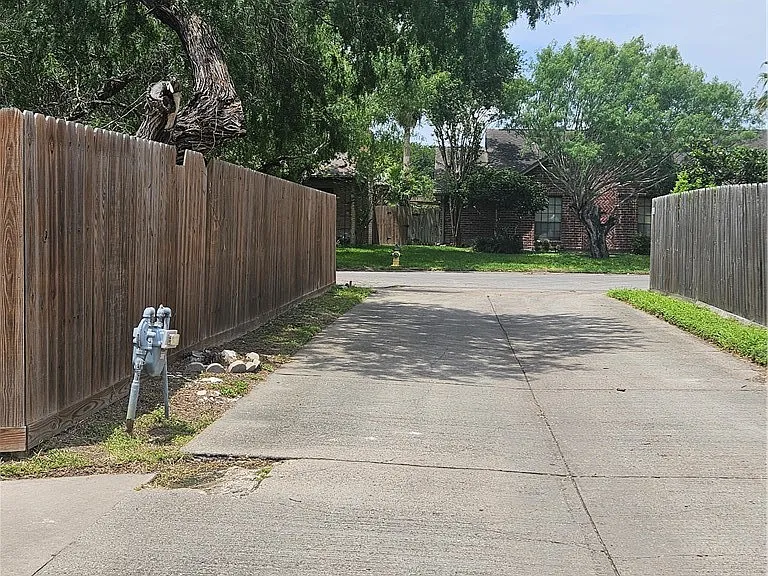 7402 Bourget Dr — Photo 24