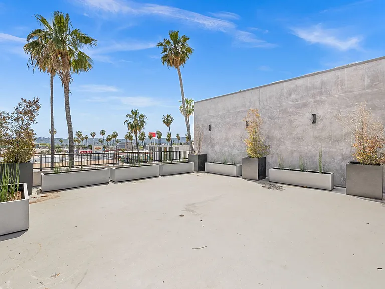 The Palms at Kittridge — Photo 14