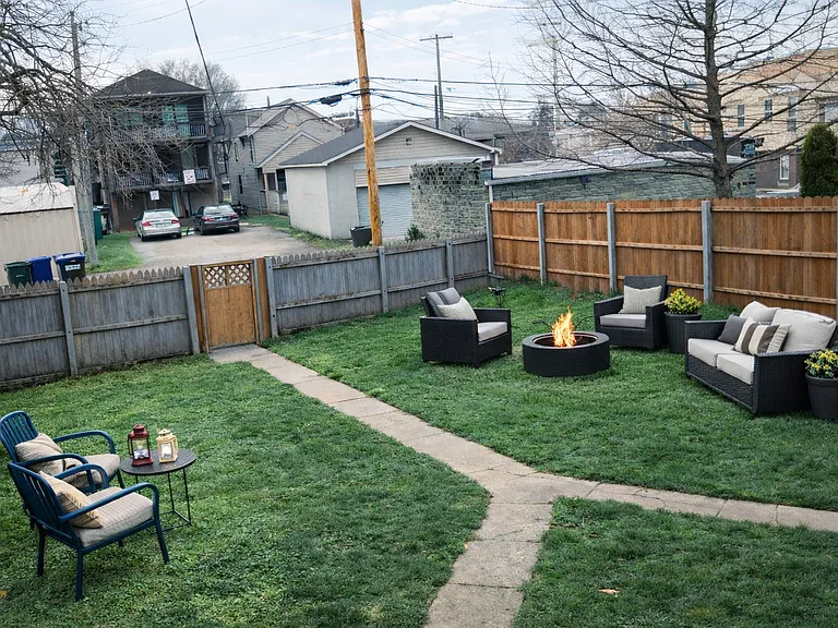 1515 Summit St — Photo 15